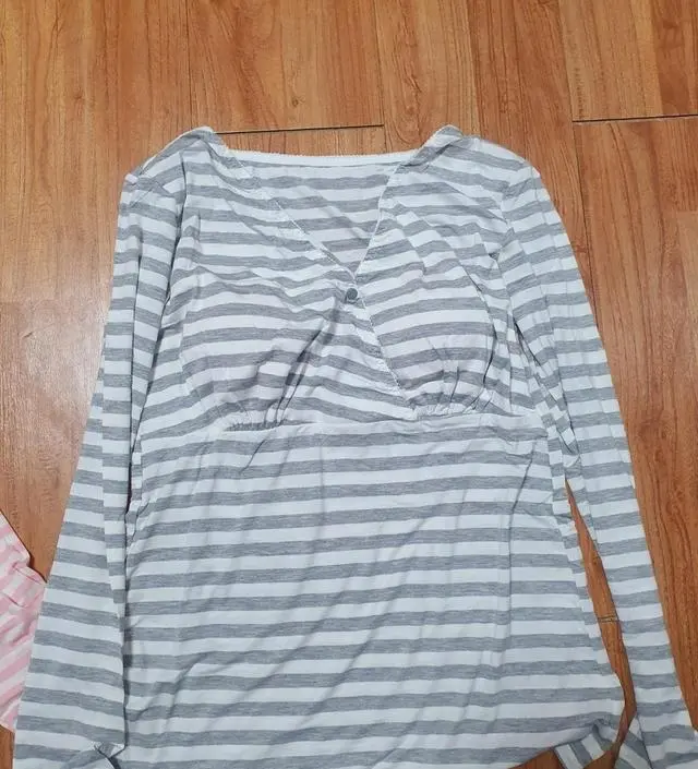 소재가 모달이라 부드럽네요. 아이가 닿아도 보드라울 것 같아요. 집에서 수유시 입으려