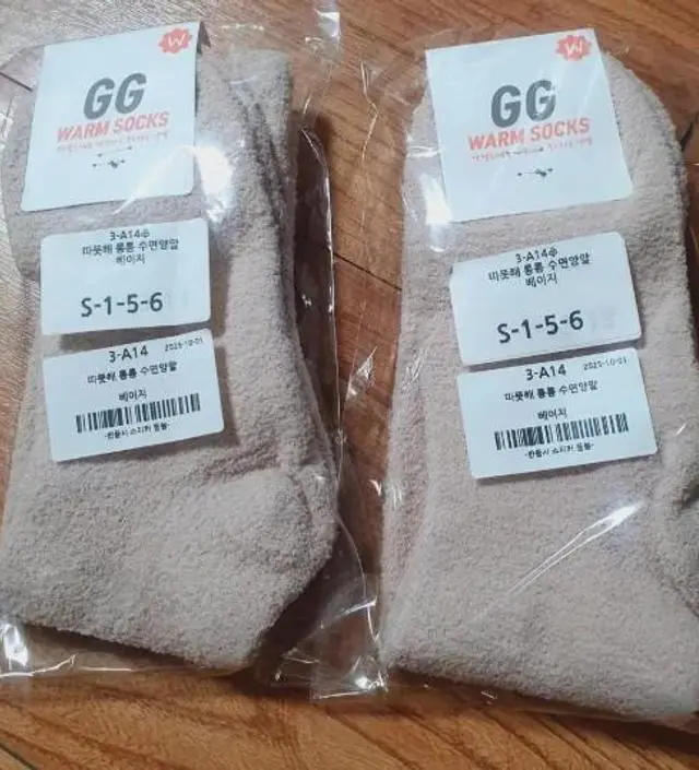 색상도 예쁘고 봄, 가을, 겨울 착용하기 좋아요. 꼬임 디자인도 고급스럽고 어떤 옷에도