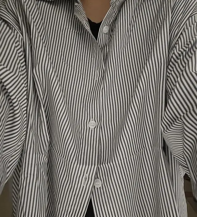 생각보다 넉넉해서 편하게 입기좋아요 이너입고 입어도되구 지금은 가볍게 하나만 입고