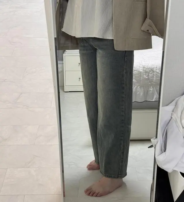 청바지도 입고 싶어서 찾아 보다가 가장 통이 넓고 색깔이 마음에 들어서 구매했어요~~