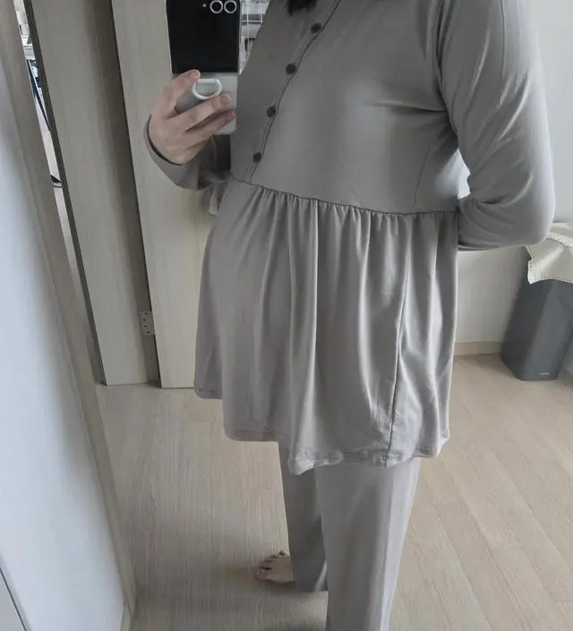 원단이 촤르르 떨어지면서도 엄청 부드러워서 입을 때 기분이 넘 좋아요~