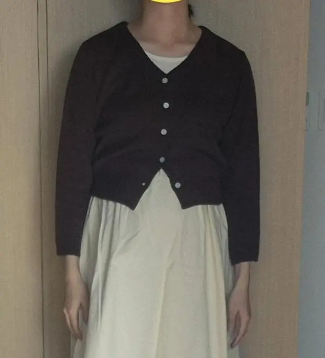 가디건이 치마랑 잘 어울려서 좋아요. 다만, 팔 길이가 저한테는 조금 짧아서 아쉽네요