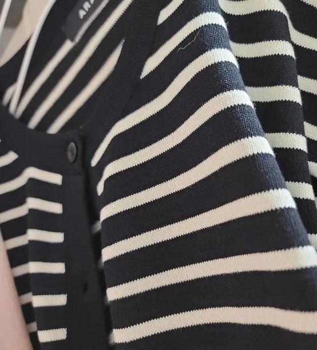 세트로 입을수도있고 다른 아우터 걸칠수있어 좋은거같아요. 원피스는 니트재질인데 축