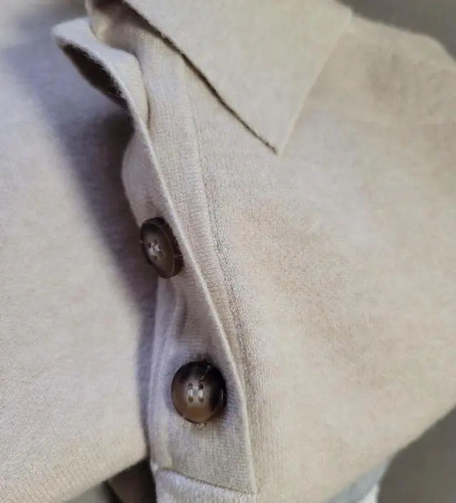 솔직히 뒤집어 입을거같진않은데 쫀쫀하고 이뻐요 
