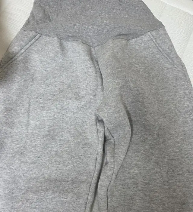 겨울 기모바지라서 한 사이즈 큰걸 샀는데 그래서인지...
