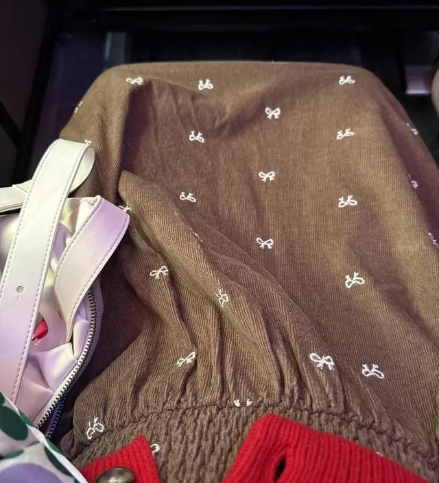 배/허리 부분에 넓게 밴드로 되어있어서 배가 많이 나와도 편하고 입을수있고 실제 컬러