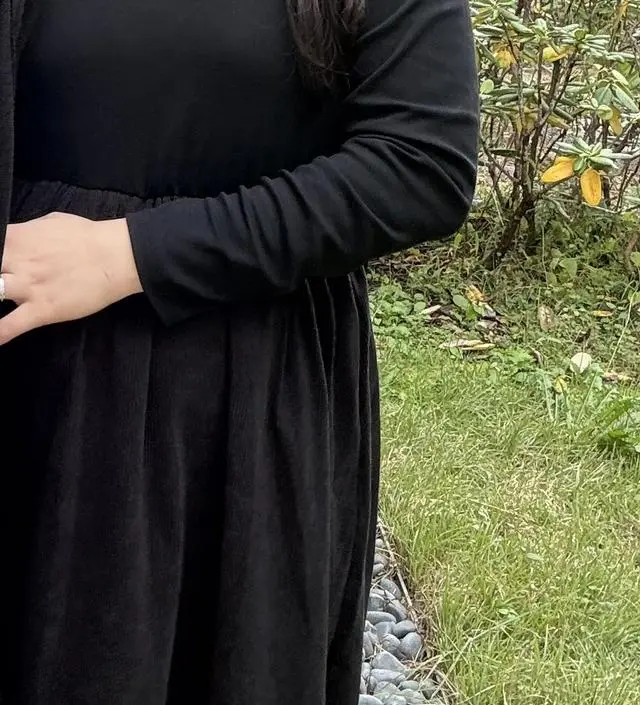 왼쪽부분에 팬던트가 있어서 포인트로 좋고 상의부분이 가볍고 재질도 부드럽고 좋아서