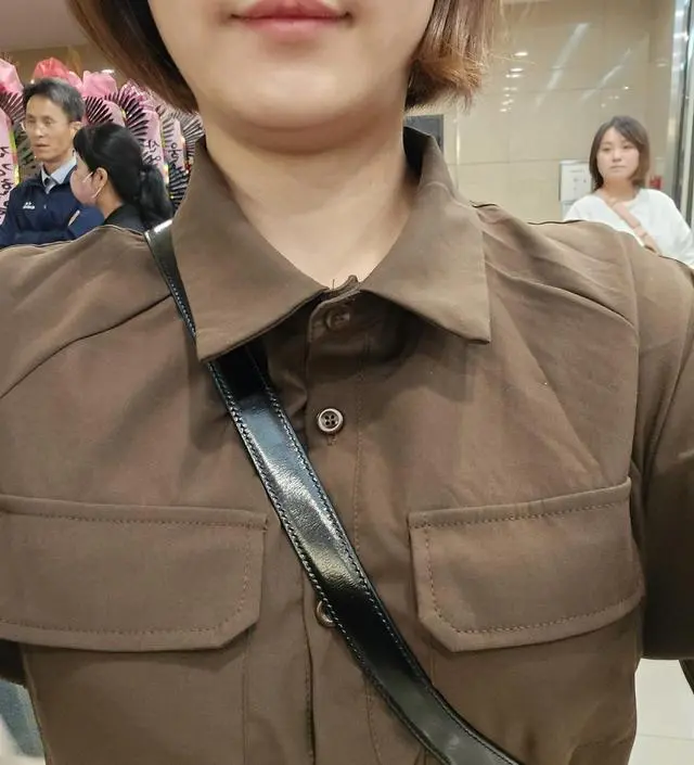 생각보다 크고 널널해서 잘입었어요 주름도 많이 안지고 결혼식에 입고 가기 딱이에요