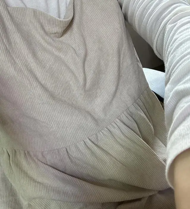 생각보다 조금 얇아여~ 길이는 무릎 밑이에요~ 저는 160입니다
