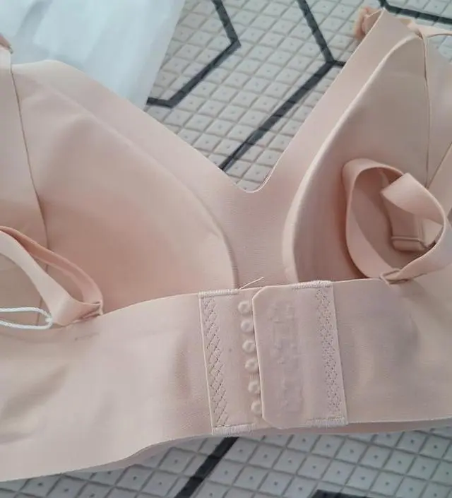 기존에 입던 감탄브라도 낑겨서 출산준비겸 수유브라로 구매했어요. 패드일체형이라 세