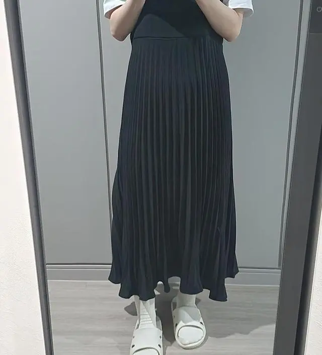 이쁜데 어깨끈 조금만 줄일까봐요 그리고 저만 그런지 옆구니? 부분이 너무 헐렁해요ㅠ