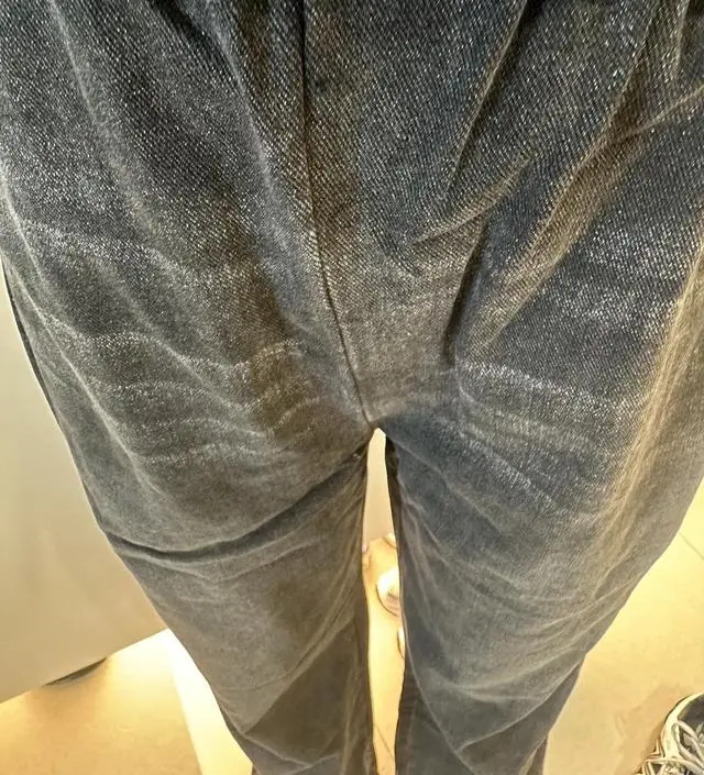 무난하게 입을 수 있어서 좋아요 허리가 아직 좀 크긴 하지만 조절이 돼서 내려가진 않