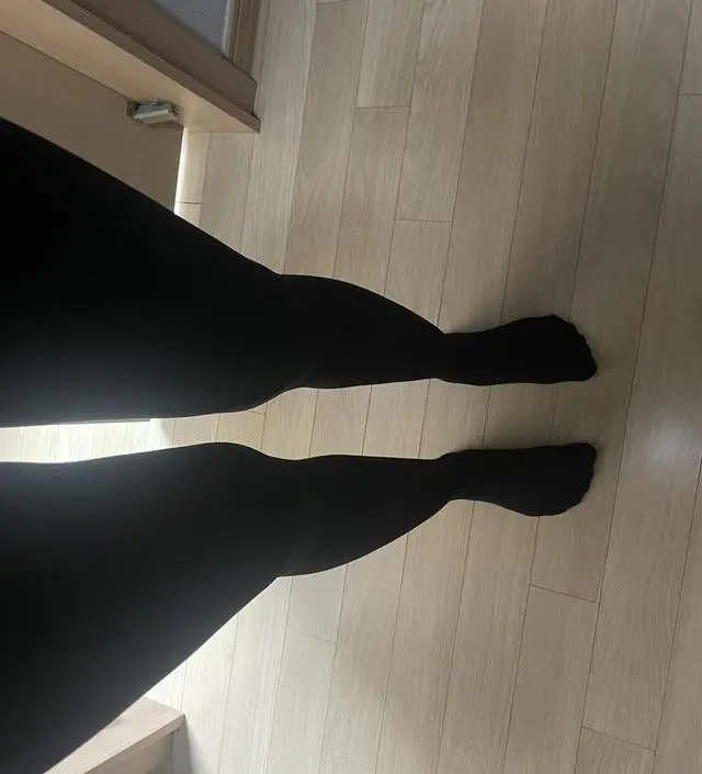 처음 받고 짧네.. 잘못샀나 했는데 입으니 쭉쭉 늘어나고 따뜻해요 배 앞뒤 잘 감싸줘서