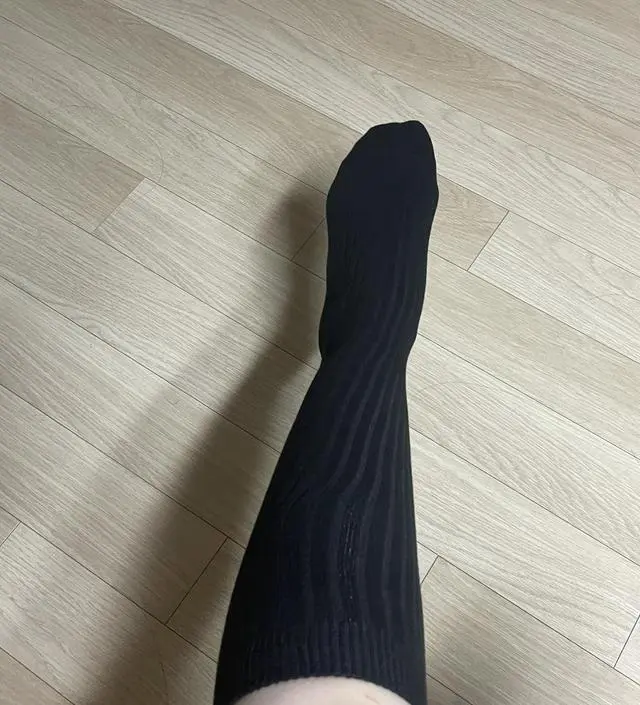 종아리 전체를 덮어주는 길이라 만족! 날이 쌀쌀해져서 빨리 꺼내입게 되었네요 ㅎㅎ 길