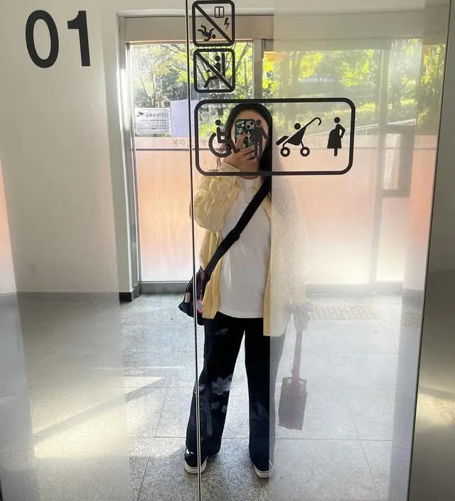 두툼하고 좋아요-! 근데 배 부붕이 넓어(?)서 흘러내랴요. 키 161인데 딱 땅에 닿을정도