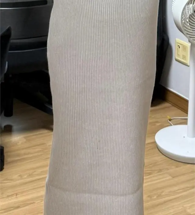 색 예쁘고 사진이랑 비슷한 색이네요! 풀오버 형태 원피스라 자주 입기 편하고 무게가 