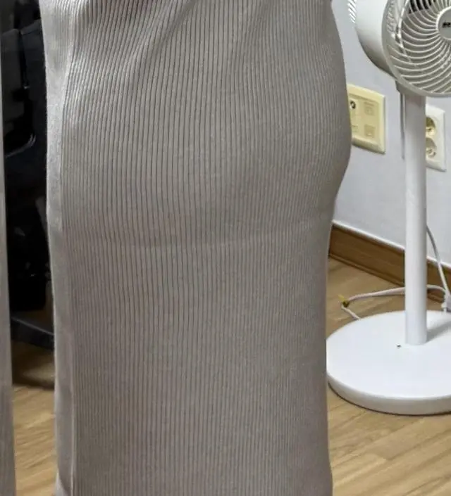 색 예쁘고 사진이랑 비슷한 색이네요! 풀오버 형태 원피스라 자주 입기 편하고 무게가 