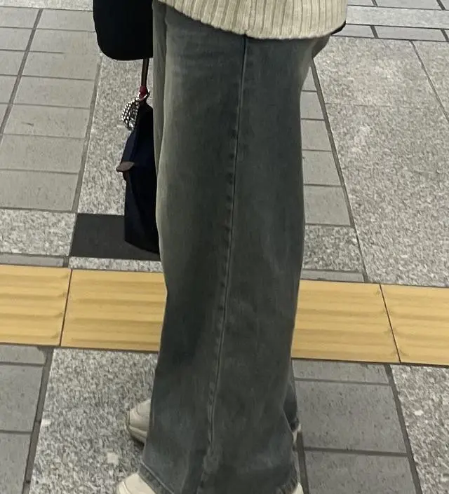 배 조이는 부분도 없고, 바지가 스판재질처럼 잘 늘어나서
