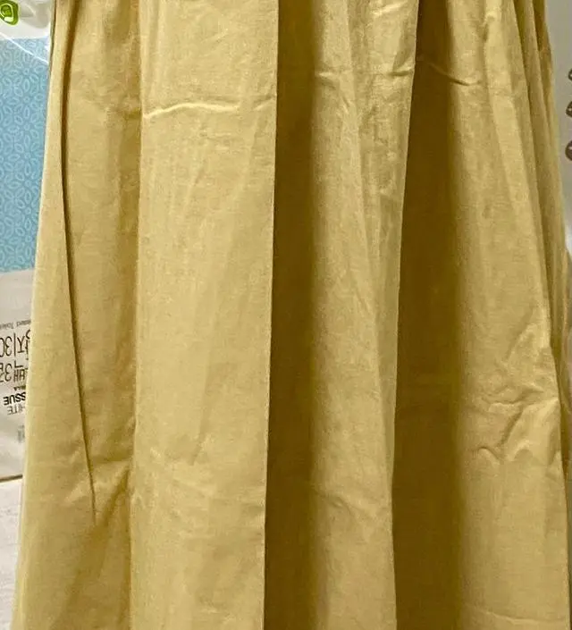 제품 색상이 설명과 전혀 달라요. 노란색이라 보기 좋지 않아요.