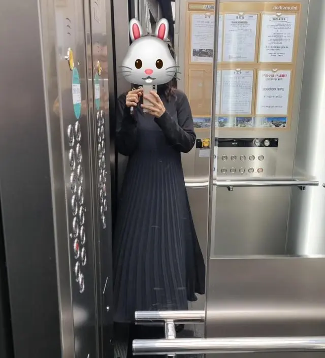 임신전에 원피스 잘 안입었는데 이건 손이 잘가고 편해요. 다만 의자에 앉아있을때 자꾸