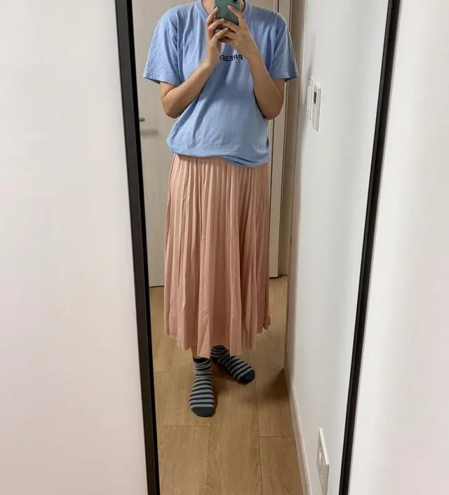 이런 색상 평소에는 구매하지않는데 편한 치마 찾다가 구매해봤습니다! 안감은 없고 편