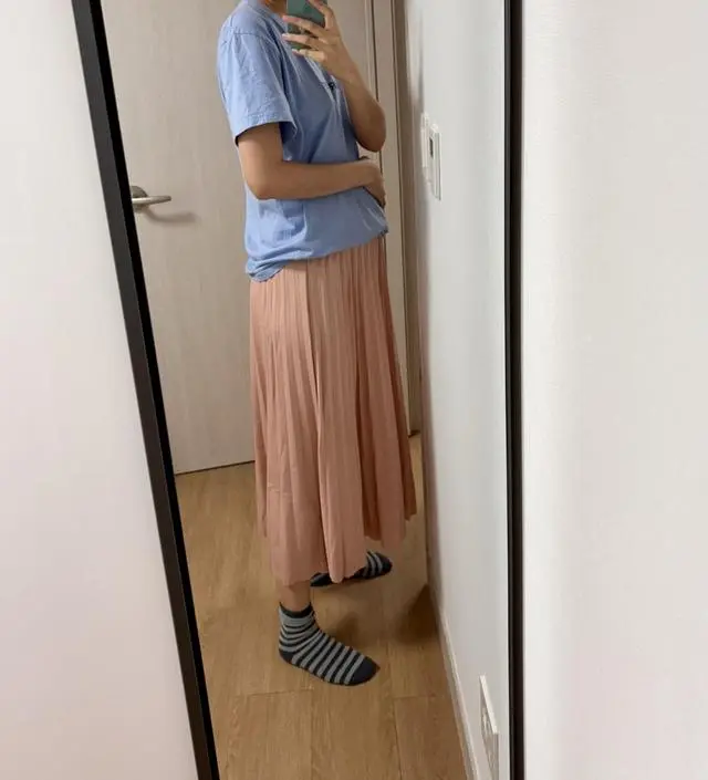 이런 색상 평소에는 구매하지않는데 편한 치마 찾다가 구매해봤습니다! 안감은 없고 편