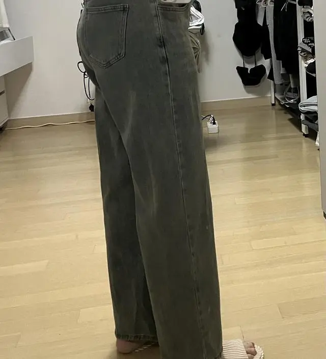 좀 얇긴한데 컬러 예뻐요 20주 전에는 좀 클 것 같아요 그래도 윗부분 접어서 입으면 충