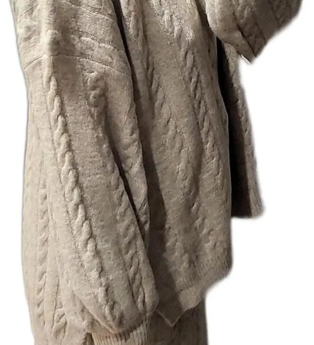 부들부들하고 박시해서 만삭때까지 충분히 입을수있을것 같습니다. 예쁘고 여성스럽네요