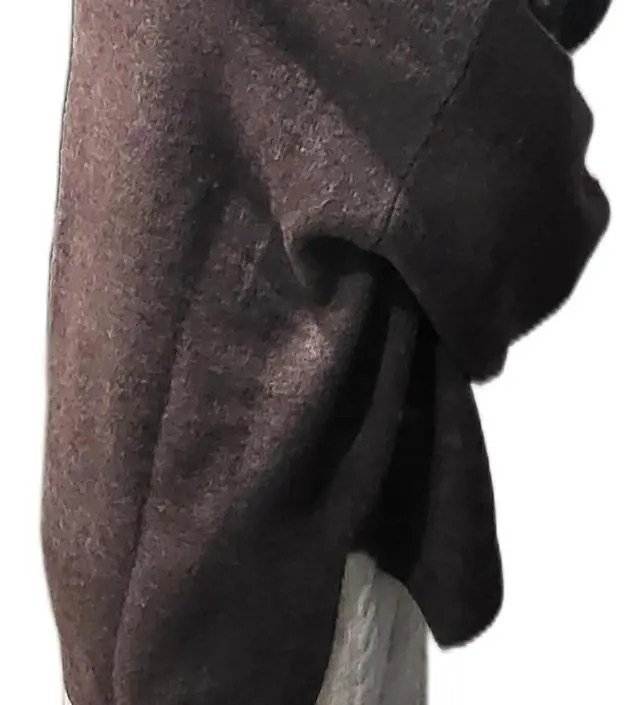 예뻐요~~ 겨울에 브라운 베이직 계열 옷을 즐겨입는데 자주 손이갈것 같습니다. 품도 넉