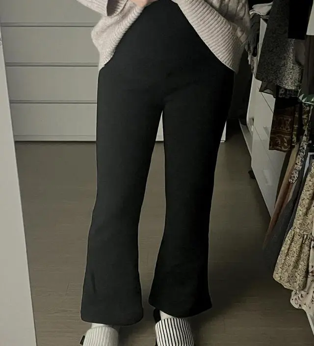 기모이고 따뜻하고 편안합니다 약간 저렴한 느낌같긴 한데, 편해서 교복처럼 입을거같아