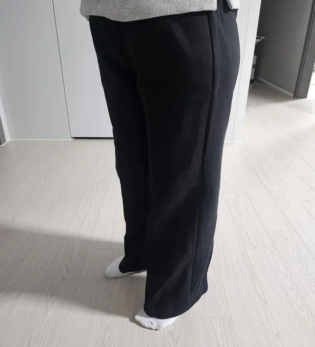 바지 통이 넓어 엉덩이나 허벅지가 부각되지 않고 데일리로 잘 입을것같아요