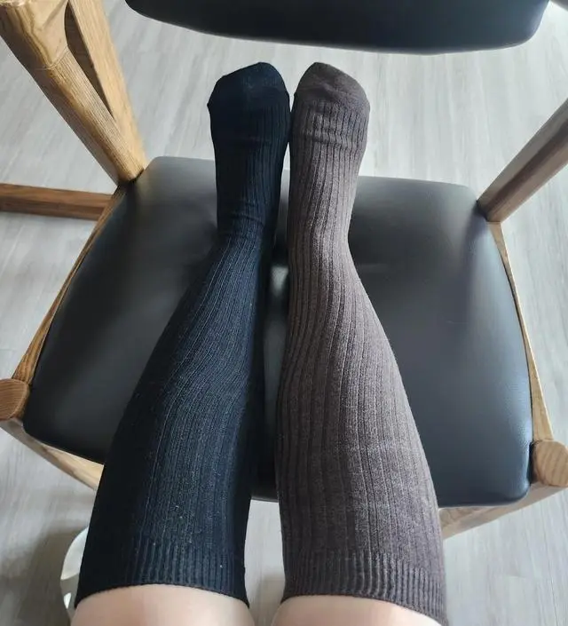 고민하다 2개 샀어요 무릎까지 올라와서 겨울에 잘 신을것 같아요