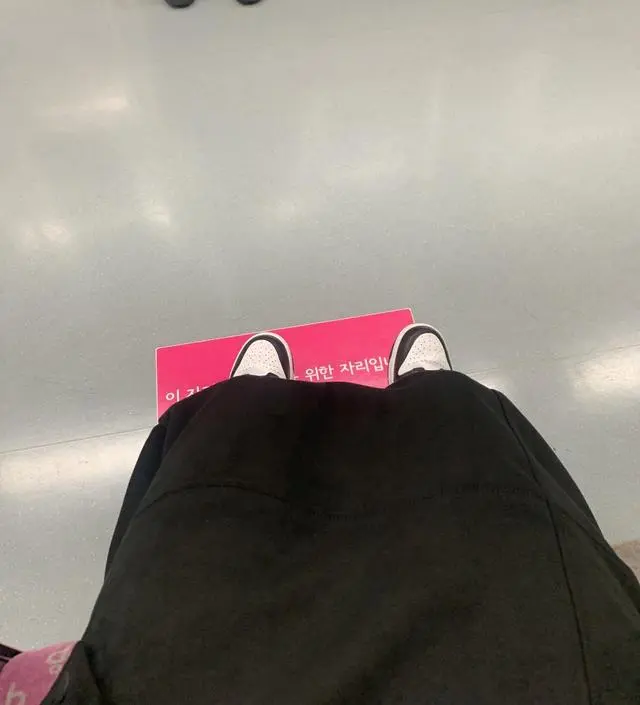 오늘 입고 나왓어요 ㅎㅎ 근데 왜 임부복 스커트에는 주머니가 없을까요ㅜㅜ  배가 많이