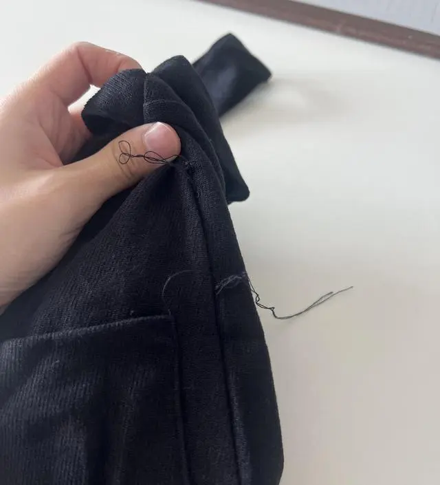 날이 갑자기 따듯해져서 입고 나가보진 않았어요. 그런데 실밥정리가..이렇게 안되어 있