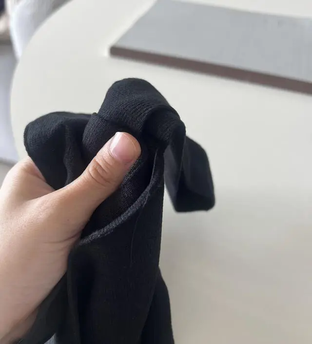 날이 갑자기 따듯해져서 입고 나가보진 않았어요. 그런데 실밥정리가..이렇게 안되어 있