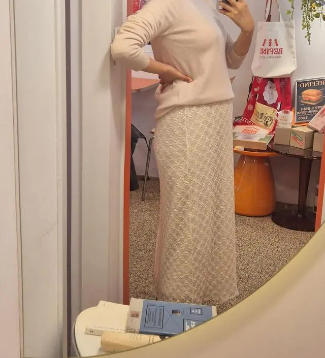 일단 예쁩니다. 속치마 소재가 아주부드럽고 생각보다 도톰해서 가을겨울입기좋아요. 겉