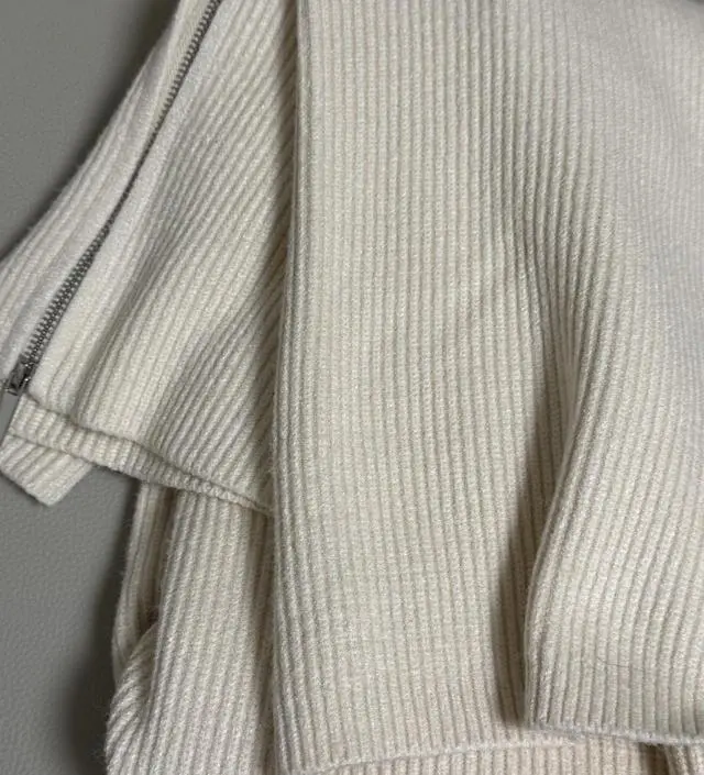 엉덩이가 큰 편이라 아이보리색으로 살지말지 고민했는데 색상이 예뻐보여서 샀어요 생