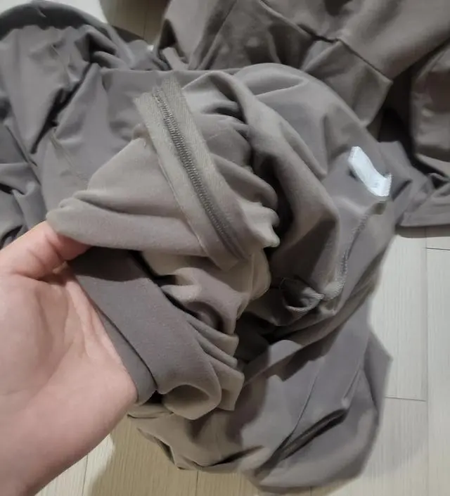 아직 수유복이 필요할때는 아니고 집에서 편하게 입을려고 미리주문했어요~자크부분쪽 