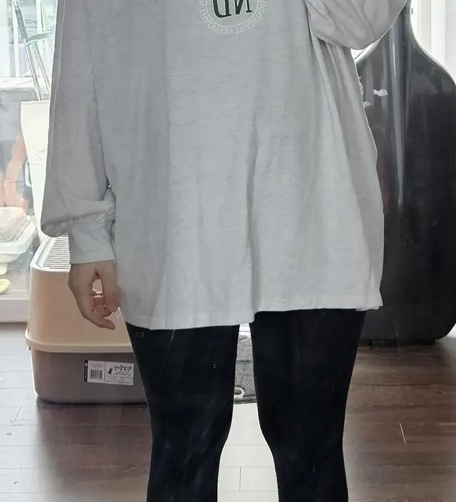 얇아요 엉덩이가 가려지는 티셔츠 찾았는데 170센치 딱 엉덩이까지 가려지네요 조금만 