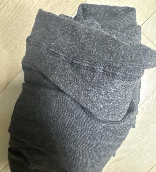 검정색이 제가 살때는 품절이라 차콜로 구매했어요
