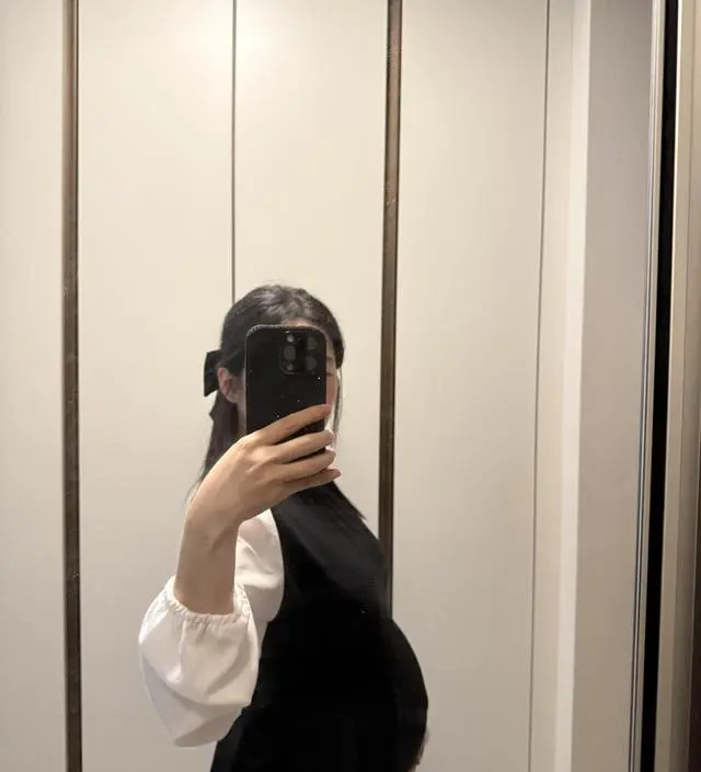 지금입기좋아요~외투는 필요할것같구요
