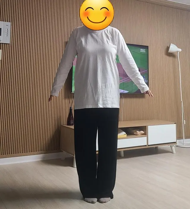 후드티 입을 때 안에 레이어드해서 입으려고 샀어요. 엉덩이 살짝 가리는 느낌이라 좋아