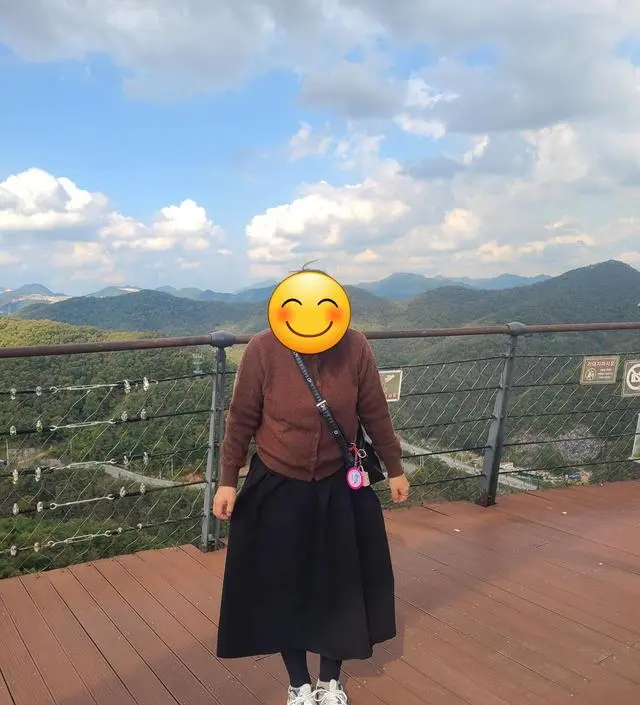 엉덩이 가릴 수 있고, 배가 안 쫄리면서 나들이 때 예쁘게 입고싶어 산 옷! 위에 가디건