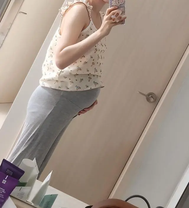 소재가 진짜 얇은데 부들부들하고, 기분좋게 감기는 소재라 착용했을 때 기분이 좋아요