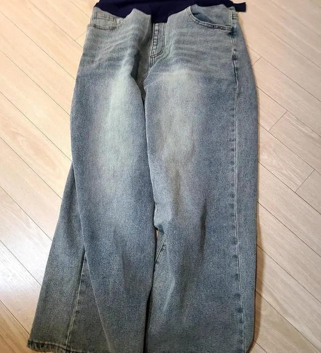 색깔 예뻐요. 통바지라서 편하긴 한데, 제가 임부복 바지를 처음 입어서 어색했지만 통