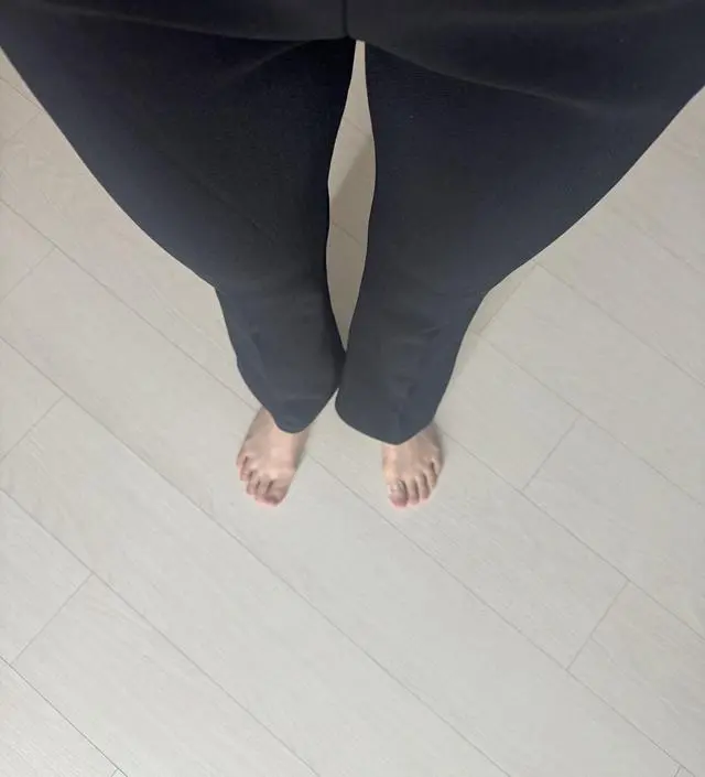 라지 샀다가 자꾸 흘러내려서 M샀어요. 라지는 허벅지가 여유로웠는데 미디움은 딱 붙어