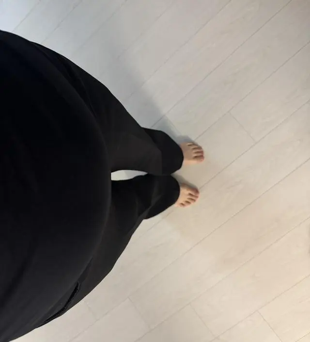 널널하니 좋았는데 걸어다니면 자꾸 흘러내려서.. 사이즈 실패해서 미디움으로 다시 샀