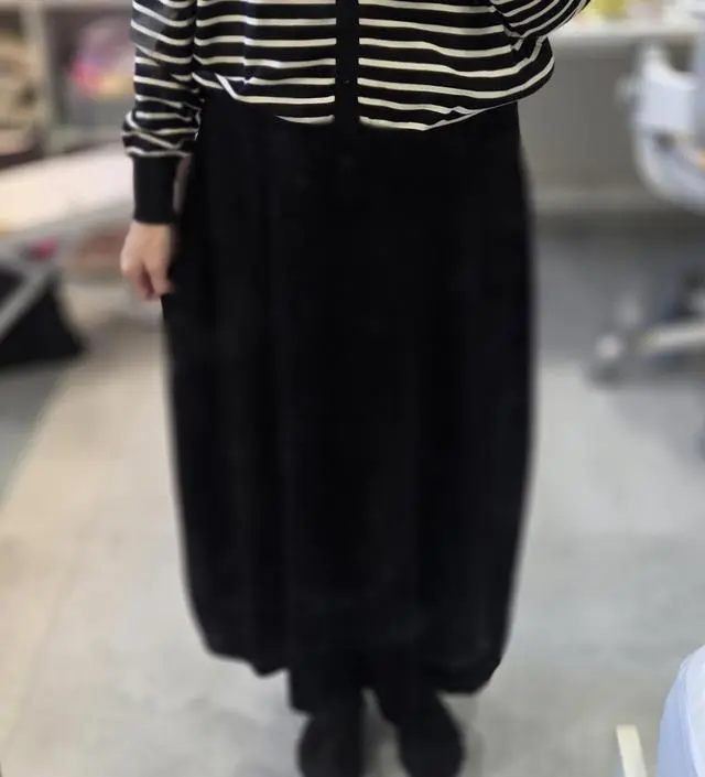 검정나시니트원피스 신고싶었는데 가디건까지 세트라 바로 구매했어요~^^ 검정색이라 다