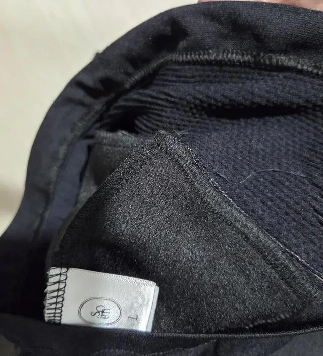 미듐이 넘 딱맞아서 라지로 바꿨는데 좀 커요. 만삭때입고 편하게 입으려니 약간 큰게 