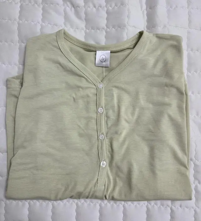 역시 색감 이뻐요. 따뜻한 재질에 수유도 편해보여요. 잘 입을게요.